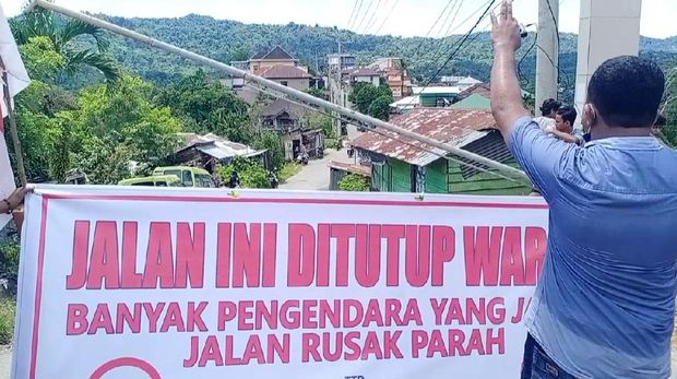 Warga Ambon tanam pohon pisang di jalan yang rusak parah