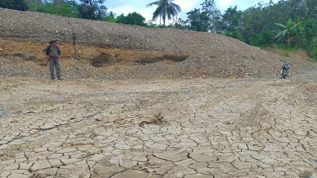 Warga protes aktivitas tambang yang dilakukan perusahaan di Sungai Bila, Sidrap, Sulsel. Warga marah karena lokasi tambang sudah ditutup Pemkab Sidrap. Warga khawatir terjadi bencana akibat tambang yang merusak lingkungan (dok. Istimewa)