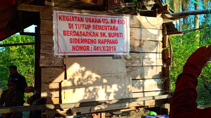 Warga protes aktivitas tambang yang dilakukan perusahaan di Sungai Bila, Sidrap, Sulsel. Warga marah karena lokasi tambang sudah ditutup Pemkab Sidrap. Warga khawatir terjadi bencana akibat tambang yang merusak lingkungan (dok. Istimewa)