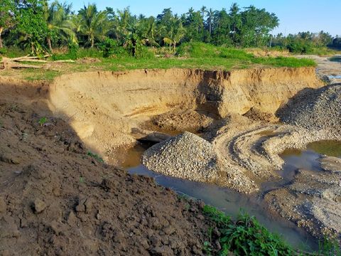 Warga protes aktivitas tambang yang dilakukan perusahaan di Sungai Bila, Sidrap, Sulsel. Warga marah karena lokasi tambang sudah ditutup Pemkab Sidrap. Warga khawatir terjadi bencana akibat tambang yang merusak lingkungan (dok. Istimewa)
