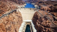Hoover Dam merupakan bendungan termegah yang pernah dibuat oleh manusia. Bagian atasnya memiliki dinding beton yang tebalnya mencapai 14 meter. (Getty Images/iStockphoto/powerofforever)