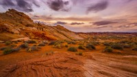 Red Rock canyon bisa menjadi wisata pemacu adrenalin bagi traveler yang ingin memanjat tebing. Berbagai level kesulitan dari di dinding tebing alami tersedia di destinasi ini. (Getty Images/iStockphoto/powerofforever)