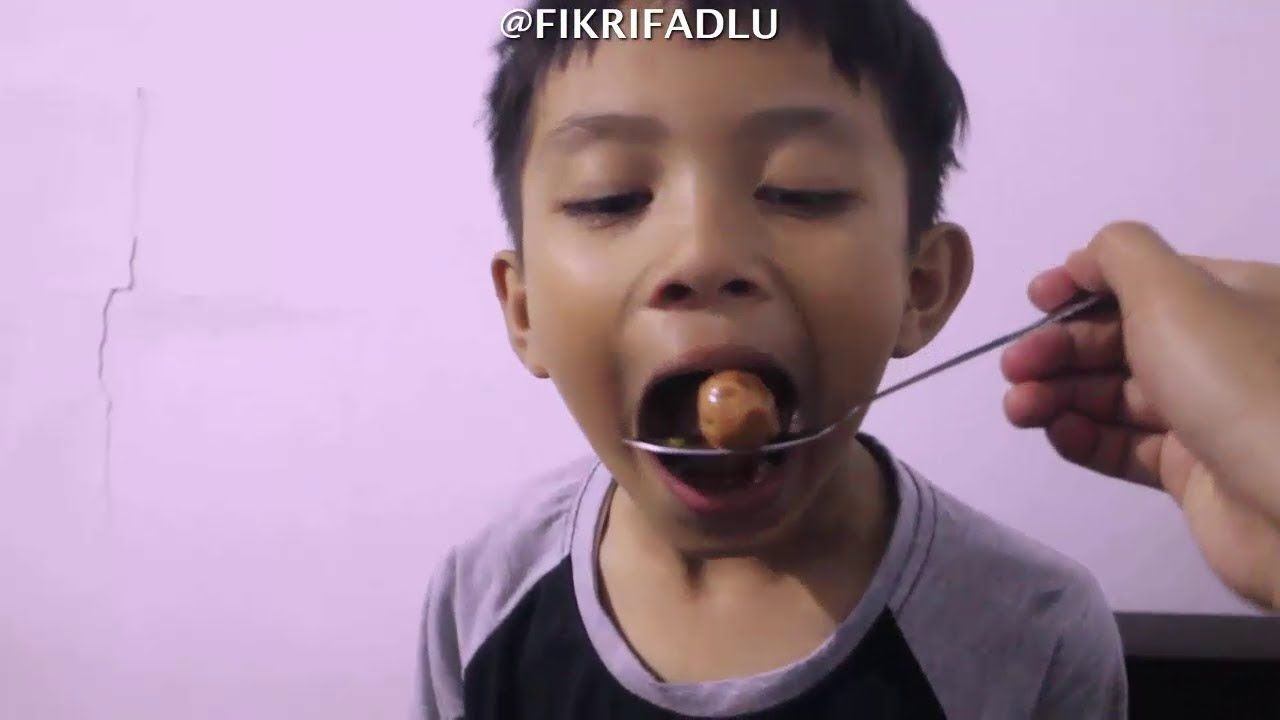 Wow! 5 Video Bocah Sedang Makan Ini Ditonton Ratusan Juta Kali