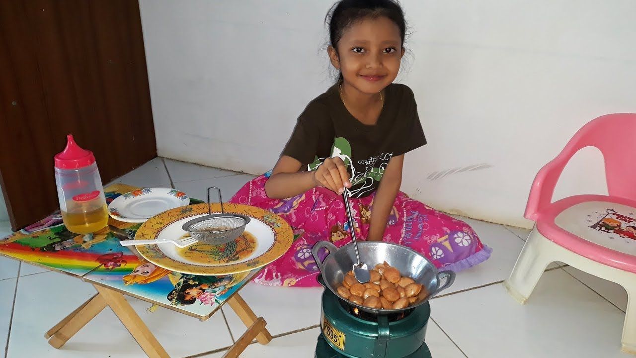Wow! 5 Video Bocah Sedang Makan Ini Ditonton Ratusan Juta Kali