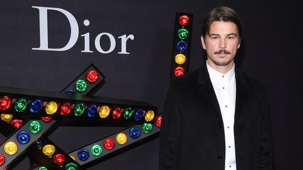 PARIS, FRANCE - JANUARY 20: Josh Harnett poses at Dior Homme Menswear Fall/Winter 2018-2019 show as part of Paris Fashion Week at Grand Palais on January 20, 2018 in Paris, France. (Photo by Pascal Le Segretain/Getty Images)
