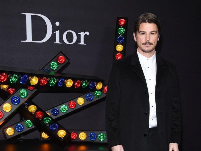 PARIS, FRANCE - JANUARY 20: Josh Harnett poses at Dior Homme Menswear Fall/Winter 2018-2019 show as part of Paris Fashion Week at Grand Palais on January 20, 2018 in Paris, France. (Photo by Pascal Le Segretain/Getty Images)