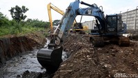 Diketahui, proses pengerjaan normalisasi Kali Rawa Rengas mulai dilakukan.