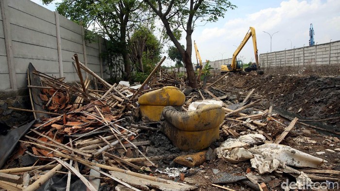 Proses normalisasi Kali Rawa Rengas mulai dilakukan guna antisipasi banjir di Jakarta. Belasan rumah warga pun digusur imbas proyek normalisasi tersebut.