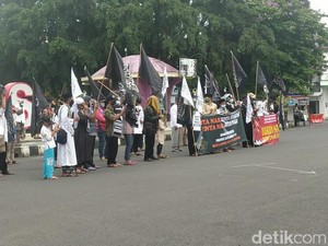 Video Aksi Massa Protes Presiden Prancis di Alun-alun Ciamis