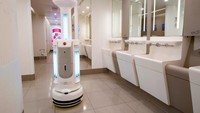 Bandara Hong Kong juga menguji robot pembersih otonom yang dikerahkan sepanjang waktu di toilet umum dan ruang penting lainnya. Robot ini dilengkapi dengan alat sterilisasi sinar ultraviolet yang mampu menjelajah secara mandiri dan menurut otoritas bandara, dapat mensterilkan hingga 99,99% bakteri di sekitarnya hanya dalam 10 menit.