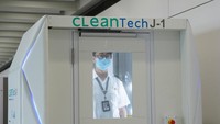 Covid-19 juga menginspirasi pembuatan alat dengan metode disinfeksi berteknologi tinggi. Bandara Internasional Hong Kong sedang bereksperimen menciptakan CLeanTech, fasilitas yang mampu disinfeksi seluruh tubuh. Menurut otoritas bandara, fasilitas tersebut mengandung lapisan antimikroba yang dapat membunuh virus atau bakteri yang ditemukan pada pakaian atau tubuh dari jarak jauh.
