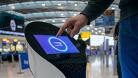 British Airways sedang menguji robot otonom di Terminal 5, Bandara Heathrow. Robot, yang dikembangkan oleh perusahaan teknologi BotsAndUs ini dapat berinteraksi dengan penumpang dalam berbagai bahasa dan memiliki kemampuan untuk menjawab ribuan pertanyaan termasuk yang terkait dengan informasi terkini penerbangan. Berkat teknologi geo-lokasi, mereka dapat bergerak di sekitar terminal dan mengantar pelanggan.