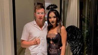 Tahun lalu, Alyssa Spischak menuai cibiran lantaran berpose seksi menggunakan lingerie dan sayap hitam sambil memeluk dan cium kekasihnya, Evert. Foto: Instagram @alyssaspischak