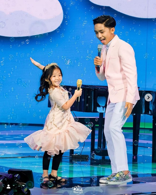 Ruben Onsu mengungkapkan di akun media sosialnya tentang hinaan dan ancaman pembunuhan yang didapat dua anaknya yaitu Thalia Putri Onsu dan Betrand Peto Putra Onsu. Dalam foto yang diunggah Ruben itu, sebuah akun Facebook dengan nama Ulil Bochil (Thalia Onsu) menuliskan ancaman pembunuhan pada Thalia. Ada juga akun Instagram dengan nama yang tidak pantas menyamakan Betran Peto dengan hewan babi. Foto: Instagram @ruben_onsu, Instagram @sarwendah29