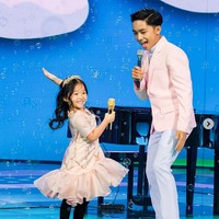 Ruben Onsu mengungkapkan di akun media sosialnya tentang hinaan dan ancaman pembunuhan yang didapat dua anaknya yaitu Thalia Putri Onsu dan Betrand Peto Putra Onsu. Dalam foto yang diunggah Ruben itu, sebuah akun Facebook dengan nama Ulil Bochil (Thalia Onsu) menuliskan ancaman pembunuhan pada Thalia. Ada juga akun Instagram dengan nama yang tidak pantas menyamakan Betran Peto dengan hewan babi. Foto: Instagram @ruben_onsu, Instagram @sarwendah29