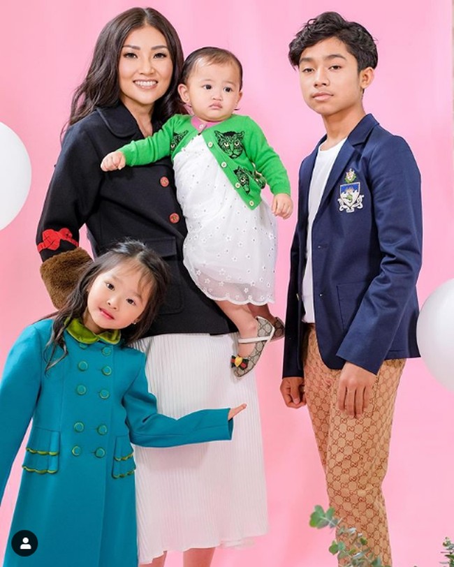 Ruben Onsu pun benar-benar geram saat putranya Betrand Peto dihina dengan kasar oleh netizen. pertanyaan nya saya skrg, 1. apa yg salah dari anak pungut ? 2. jika kamu marah knp pake kata anak pungut ?  3.apa yg sudah di lakukan anak saya ke kamu ? 4. Hinakah seorang anak pungut ?, demikian Ruben menulis di Instagramnya yang menampilkan video seorang remaja perempuan melakukan bullying pada Betrand Peto Putra Onsu. Foto: Instagram @ruben_onsu, Instagram @sarwendah29