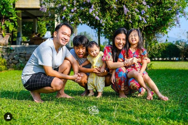 Ruben Onsu memiliki dua anak kandung dari pernikahannya dengan Sarwendah. Mereka adalah Thalia Putri Onsu dan Thania Putri Onsu. Pada Agustus 2019, keduanya mengadopsi seorang anak dari NTT bernama Betrand Peto yang kini berusia 15 tahun. Foto: Instagram @ruben_onsu, Instagram @sarwendah29