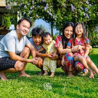 Ruben Onsu memiliki dua anak kandung dari pernikahannya dengan Sarwendah. Mereka adalah Thalia Putri Onsu dan Thania Putri Onsu. Pada Agustus 2019, keduanya mengadopsi seorang anak dari NTT bernama Betrand Peto yang kini berusia 15 tahun. Foto: Instagram @ruben_onsu, Instagram @sarwendah29