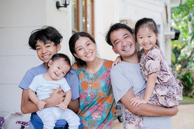 Ruben Onsu pun sangat geram dengan perilaku netizen yang menggunakan identitas anonim untuk menghina dan mengancam anak-anaknya itu. Disini saya bilang dan tegaskan saya selalu diam jika menurut saya tidak penting, tp jika saya sudah bersuara itu tanda nya saya terusik. jng pernah bilang diamkan saja dan jng di tanggepin, menurut saya itu bukan cara saya jika sudah menyenggol keluarga saya, dan saya yakin tdk semua orang tua terima jika anak nya ada yg menyakiti apalagi itu tdk dikenal, krn yg tdk di kenal dgn membuat account yg menyakiti org lain dengan sengaja itulah PENJAHAT, demikian Ruben menulis panjang lebar di Instagramnya @Ruben_Onsu. Foto: Instagram @ruben_onsu, Instagram @sarwendah29