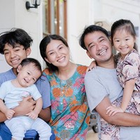 Ruben Onsu pun sangat geram dengan perilaku netizen yang menggunakan identitas anonim untuk menghina dan mengancam anak-anaknya itu. Disini saya bilang dan tegaskan saya selalu diam jika menurut saya tidak penting, tp jika saya sudah bersuara itu tanda nya saya terusik. jng pernah bilang diamkan saja dan jng di tanggepin, menurut saya itu bukan cara saya jika sudah menyenggol keluarga saya, dan saya yakin tdk semua orang tua terima jika anak nya ada yg menyakiti apalagi itu tdk dikenal, krn yg tdk di kenal dgn membuat account yg menyakiti org lain dengan sengaja itulah PENJAHAT, demikian Ruben menulis panjang lebar di Instagramnya @Ruben_Onsu. Foto: Instagram @ruben_onsu, Instagram @sarwendah29