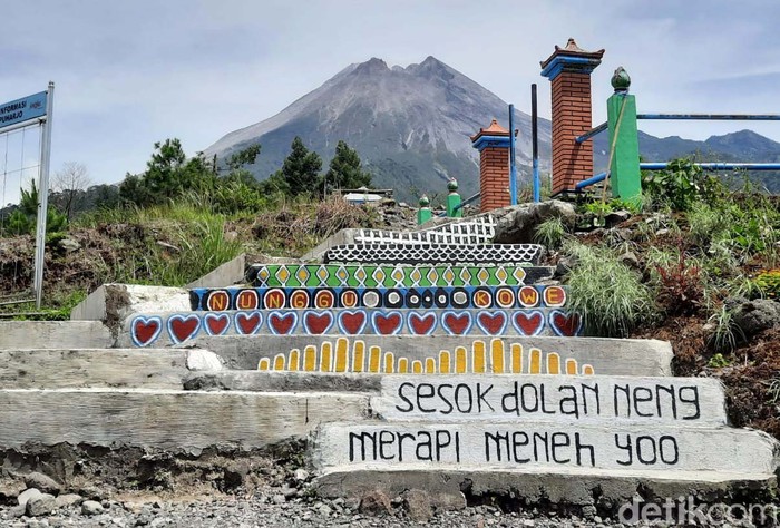 BPPTKG menaikkan status Gunung Merapi dari level waspada menjadi siaga. Warga diminta waspada dengan peningkatan aktivitas vulkanik Gunung Merapi.