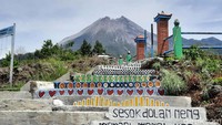 Pemkab Sleman pun menutup aktivitas wisata yang berada pada radius 5 kilometer dari puncak sesuai rekomendasi BPPTKG.