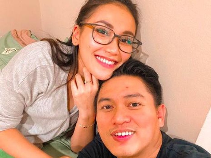 Ayu Ting Ting Tak Putus Cinta Dengan Adit Jayusman Ini Buktinya