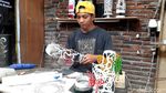 Banting Setir, Pekerja Karaoke Bikin Pipa Jadi Kap Lampu Hias