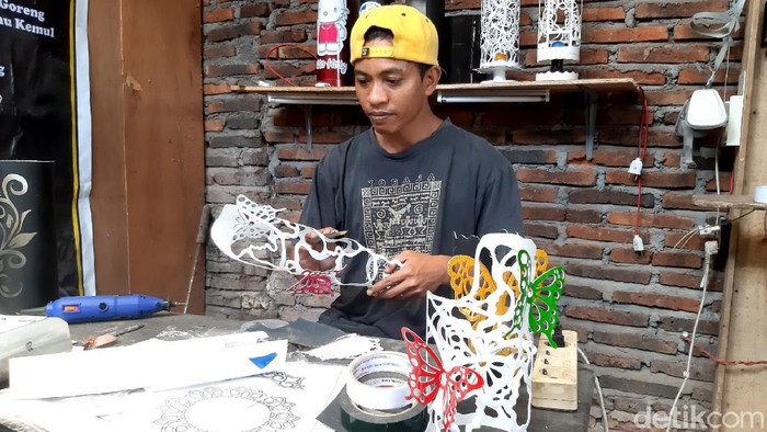 Sigit Puji Restiono mengubah pipa air jadi kerajinan kap lampu berbagai motif. Inisiatif Sigit berawal dari penghasilannya sebagai pekerja karaoke berkurang selama pandemi.