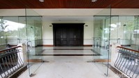 Terkait pelaksanaan debat, Ketua KPU Solo Nurul Sutarti juga melarang pendukung mendatangi lokasi debat. Sebab hanya 50 orang yang diizinkan masuk ke dalam ruangan.