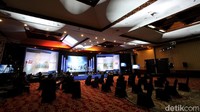 Hal tersebut terlihat dari susunan bangku penonton yang ditata sedemikian rupa agar dapat menerapkan physical distancing atau jaga jarak selama debat berlangsung.