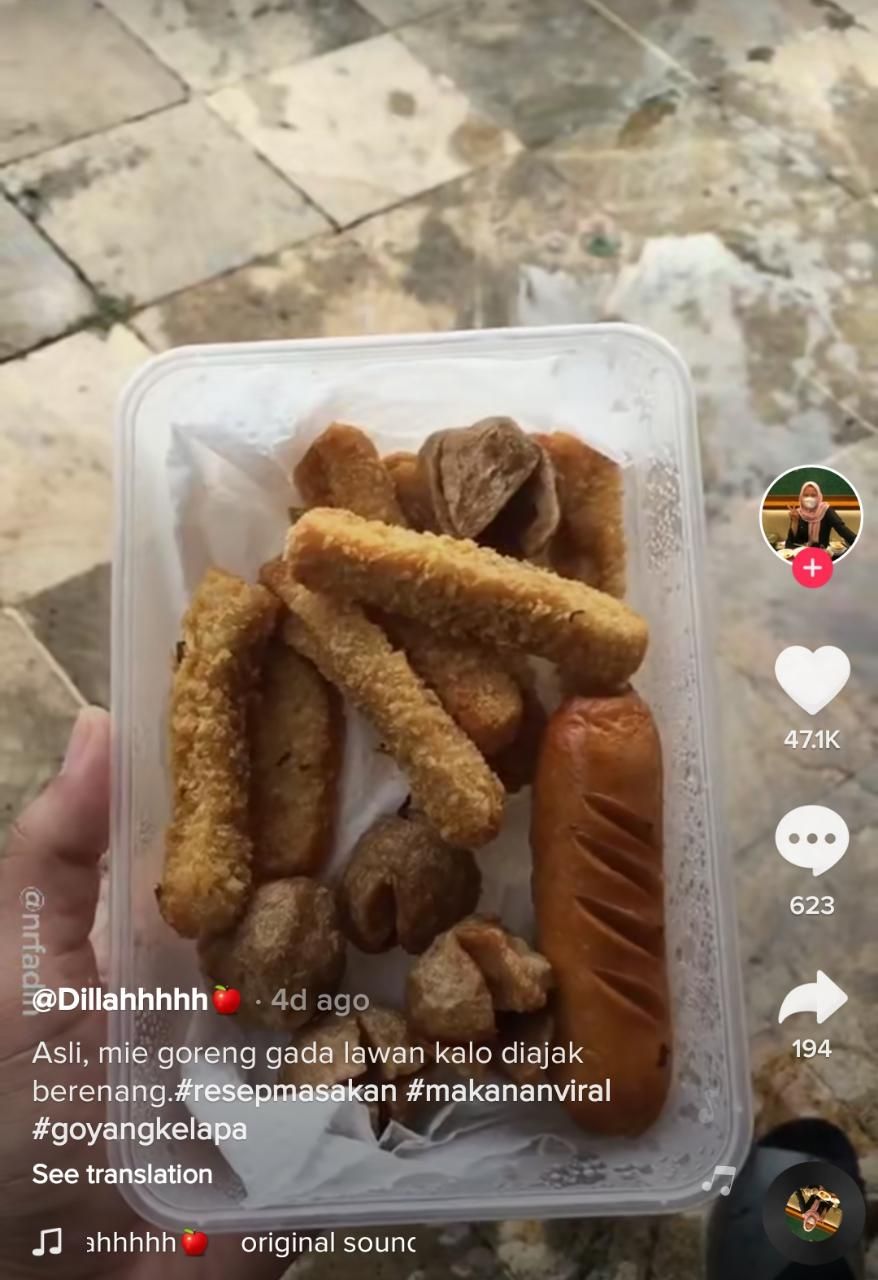 Bekal Mie Goreng Saat Berenang, Netizen: Ga Ada Lawan!