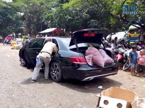 Sultan! Pria Ini Angkut Cabe dan Bawang Pakai Mobil Mercy Rp 1,5 Miliar