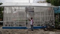 Kelurahan Sunter Agung, Jakarta Utara, mengembangkan pertanian perkotaan dengan sistem rumah kaca.