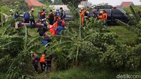 Jasad bocah kelas 5 SD itu juga sudah kaku saat dipindahkan ke kantong mayat.  