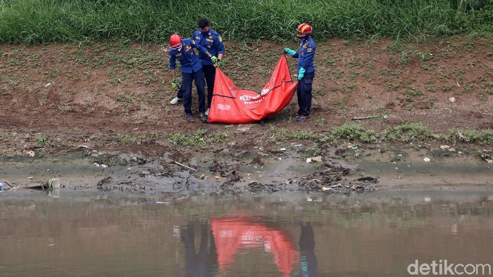 Afwan Qolbi Trinugroho (11), bocah yang menghilang dari rumah sejak Rabu 4 November 2020, ditemukan tewas. Bocah tersebut hanyut terbawa arus di Banjir Kanal Timur.