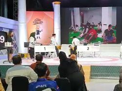 Video Detik-detik Cabup Tuban Lindra Jatuh di Panggung Debat