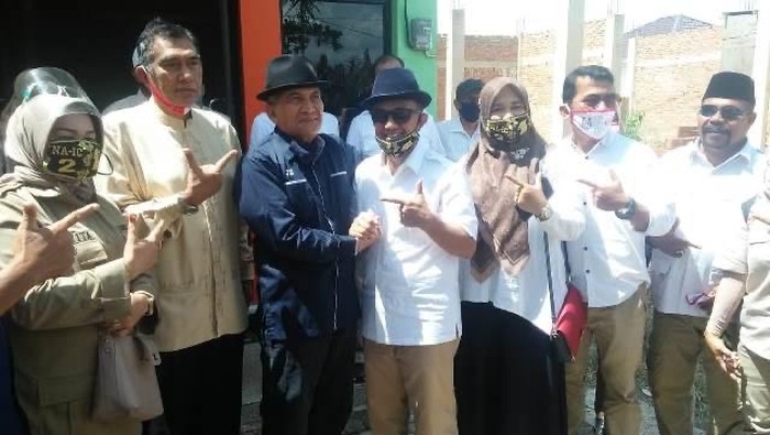 Calon Wakil Gubernur Sumbar Indra Catri bersilaturahmi dengan mantan Wali Kota Payakumbuh Josrizal Zain, di Payobasung Kecamatan Payakumbuh Timur, Payakumbuh.