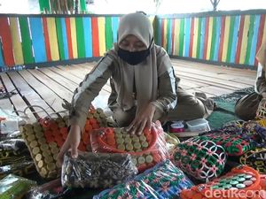 Sekelompok Pemuda di Lamongan Ubah Sampah Plastik Jadi Tas Elegan