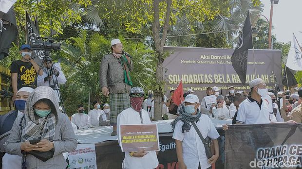 demo boikot produk prancis di depan grahadi