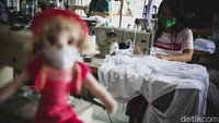 Bila di masa sebelum pandemi COVID-19, industri konveksi Rumah Kita Production kerap memproduksi beragam pakaian, kini di masa pandemi konveksi tersebut pun turut mencari peruntungan tambahan dengan memproduksi masker kain.