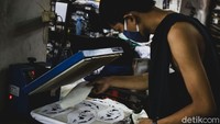 Konveksi itu pun diketahui mampu mendapat tambahan pemasukan mencapai 20 persen dari memproduksi masker kain.