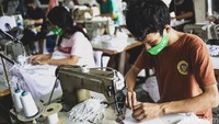 Dalam satu hari, pekerja mampu menyelesaikan sebanyak 1.500 masker kain pesanan.