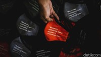 Penampakan sejumlah masker yang diproduksi di industri konveksi Rumah Kita Production di kawasan Tanjung Barat, Jakarta.