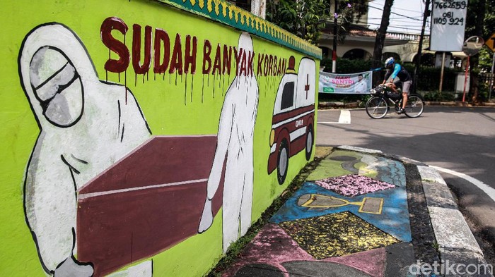 Mural bertema bahaya COVID-19 terpajang di jalan Terogong Raya, Cilandak, Jakarta Selatan, Jumat (6/11). Mural ini mengajak warga mematuhi protokol kesehatan.