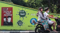 Warga melintas di depan mural bertema COVID-19 di jalan Terogong Raya, Cilandak Barat, Cilandak, Jakarta Selatan, Jumat (6/11/2020).