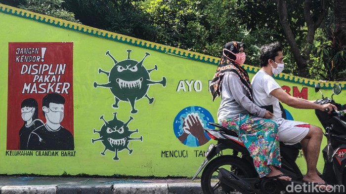 DKI Masih PSBB Transisi, Ayo Patuhi Protokol Kesehatan Mural bertema bahaya COVID-19 terpajang di jalan Terogong Raya, Cilandak, Jakarta Selatan, Jumat (6/11). Mural ini mengajak warga mematuhi protokol kesehatan.