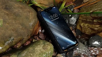 Doogee S90 punya keunikan karena selain tahan banting, sistemnya modular sehingga dapat dipasangkan dengan aksesoris seperti kamera Night Vision, powerbank, sampai walkie talkie. Ia tahan banyak kondisi, termasuk kelembapan, garam sampai termperatur tinggi. Foto: Techradar