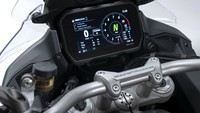 Identitas motor touring tetap tersedia di motor ini. Ducati mengklaim motor ini nyaman digunakan untuk perjalanan jauh. Ducati Multistrada V4 juga menjadi motor pertama yang dibekali sistem Radar di depan dan belakang. Apalagi ada GPS yang bisa dilihat di dasbor dan tersedia cornering light yang memudahkan visibilitas di tikungan saat gelap. Foto: Dok. Ducati