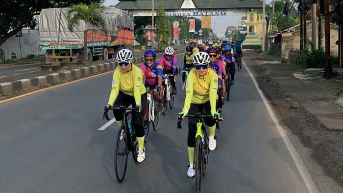 Enam wanita bersepeda 1000 km menuju Bali